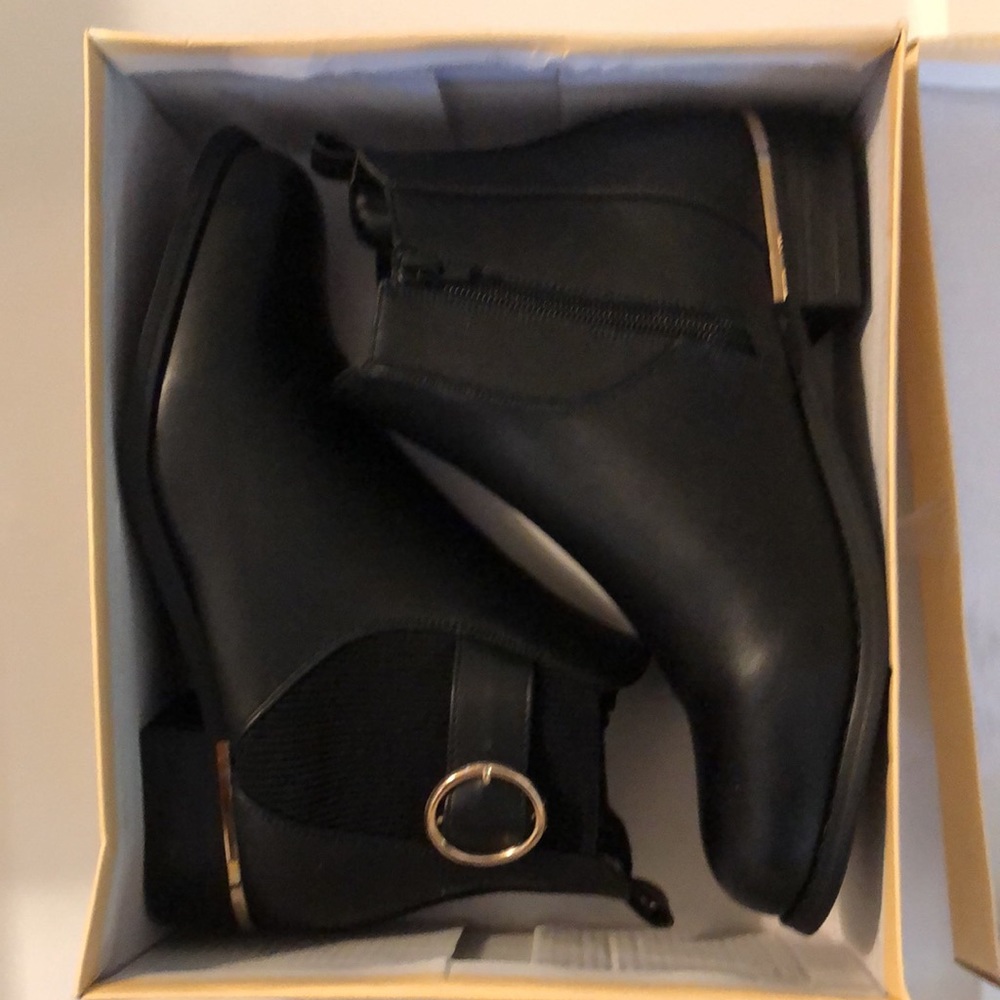 NWT Yoki black vegan leather bootie woman’s size 9 with gold hardware and trim